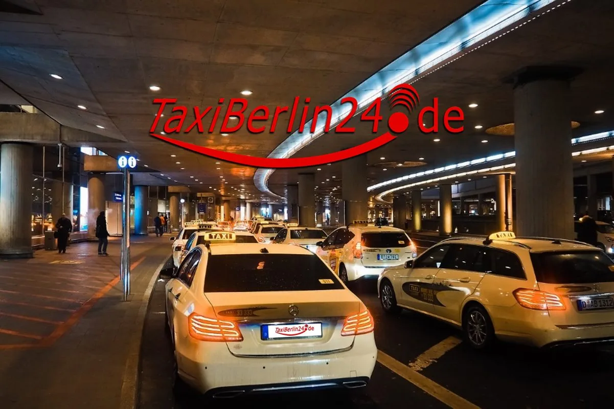 Taxis an einem abendlichen Taxistand, darüber das Logo TaxiBerlin24.de