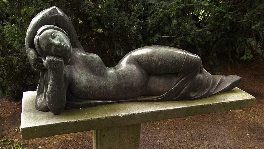 Liegende weibliche Figur