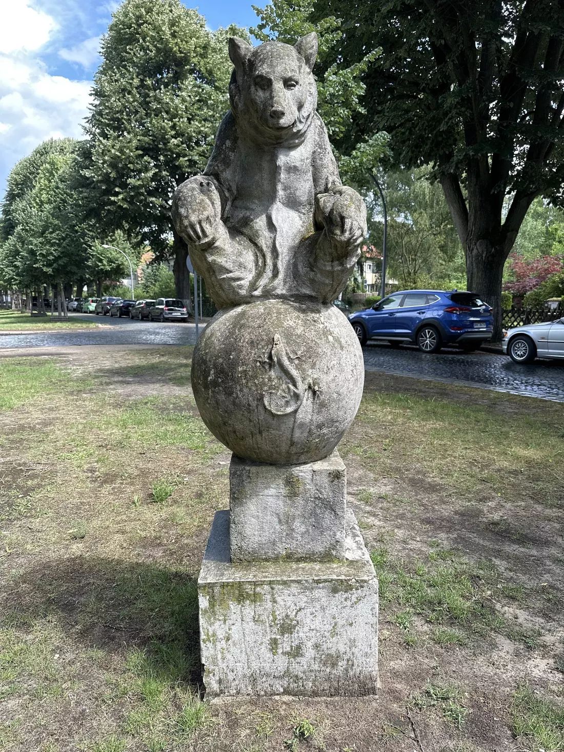 Bär auf Kugel