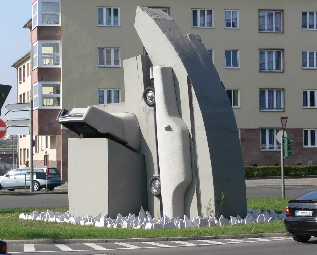 Zwei Beton-Cadillacs in Form der nackten Maja